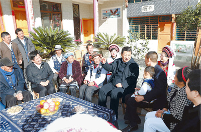 　　1月19日至21日，中共中央总书记、国家主席、中央军委主席习近平来到云南昭通、大理、昆明等地，看望鲁甸地震灾区干部群众，深入企业、工地、乡村考察，就灾后恢复重建和经济社会发展情况进行调研。这是1月20日，习近平来到大理白族自治州大理市湾桥镇古生村村民李德昌家，同村民们围坐在一起亲切拉家常。新华社记者 鞠 鹏摄