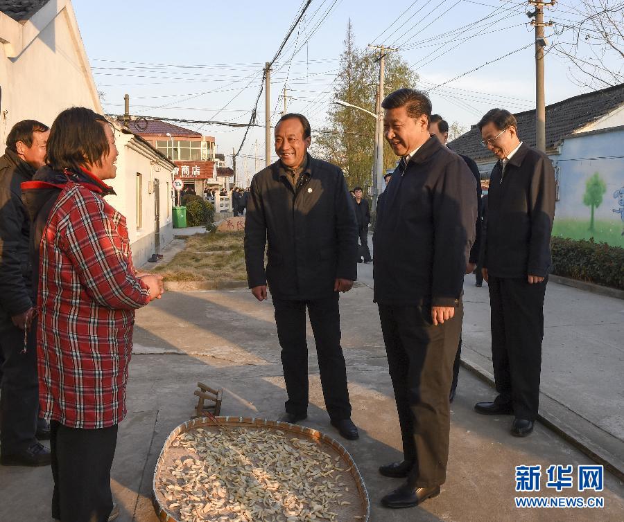 12月13日至14日，中共中央总书记、国家主席、中央军委主席习近平在江苏调研。这是13日，习近平来到镇江市丹徒区世业镇世业村永茂圩自然村，看见一户村民在家门口晾晒萝卜干，饶有兴致地上前询问需要几天可以晾好。新华社记者 李学仁 摄
