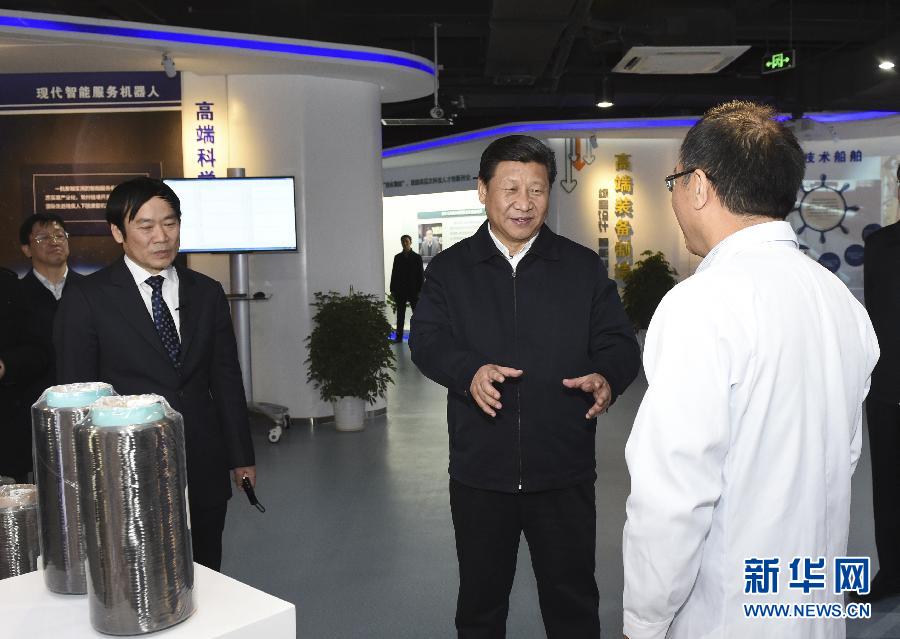 12月13日至14日，中共中央总书记、国家主席、中央军委主席习近平在江苏调研。这是13日下午，习近平在江苏省产业技术研究院同科技人员亲切交谈。新华社记者 李学仁 摄